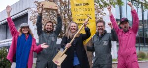 Wethouder Cathelijne Bouwkamp, team Arnhem Klimaatbestendig nemen de Gouden Schep en de Gouden Tegel in ontvangst van de organisatie van het NK Tegelwippen